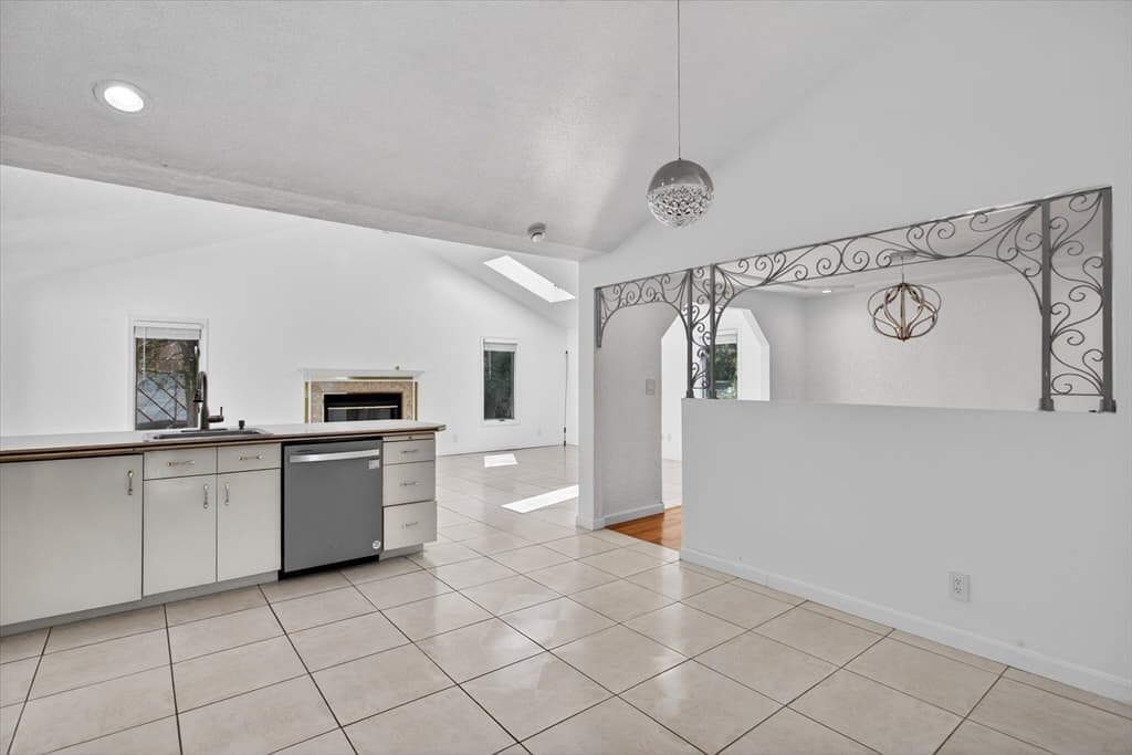 Single Family Residence at 25 Gloversbrook Rd, Randolph MA 02368, photo 13 of 40