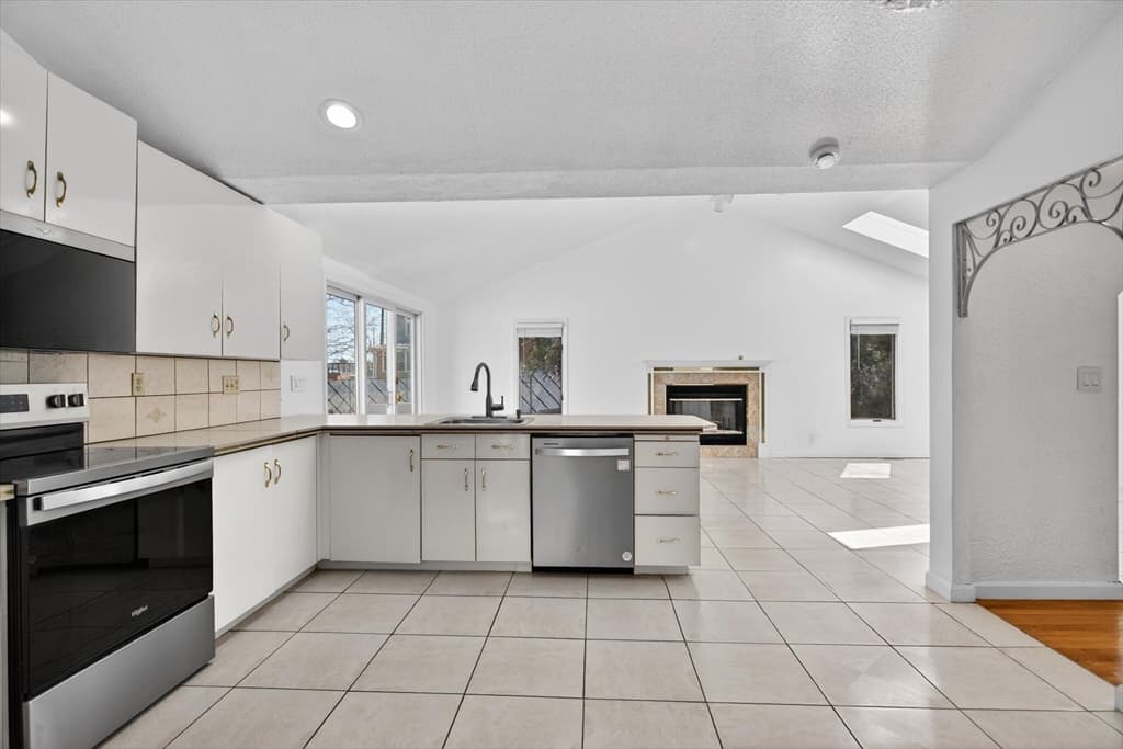 Single Family Residence at 25 Gloversbrook Rd, Randolph MA 02368, photo 9 of 40