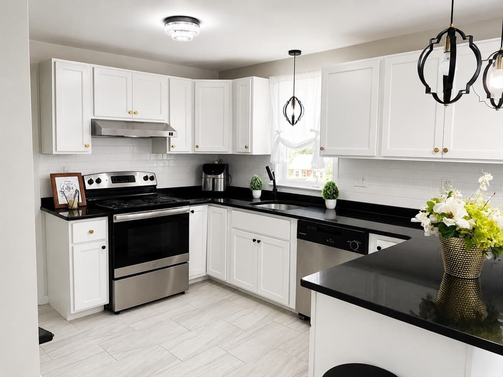 219 Fernwood Dr, Gardner MA 01440 photo 2