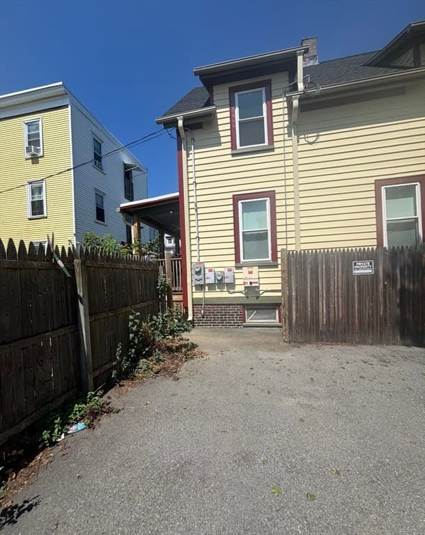 13 Moulton St, Lynn MA 01905 photo 2