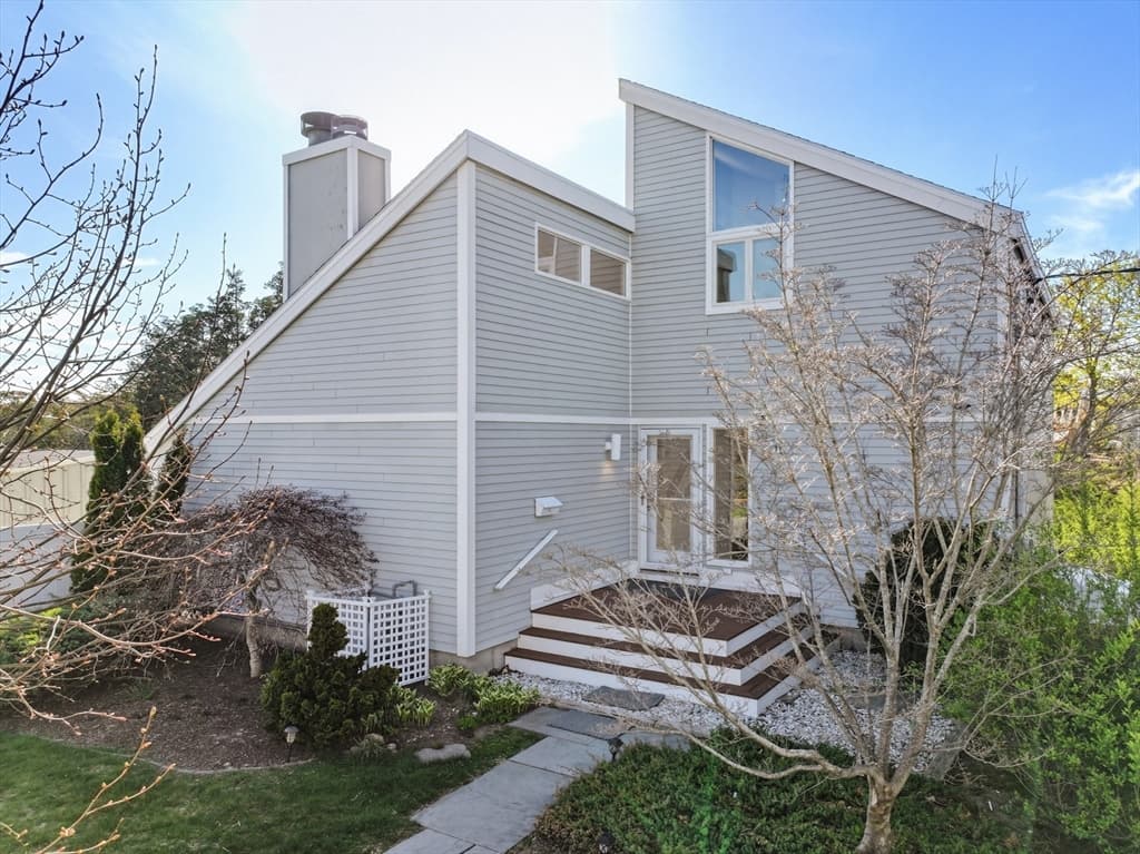 11 Stoney Brook Ln, Dartmouth MA 02748
