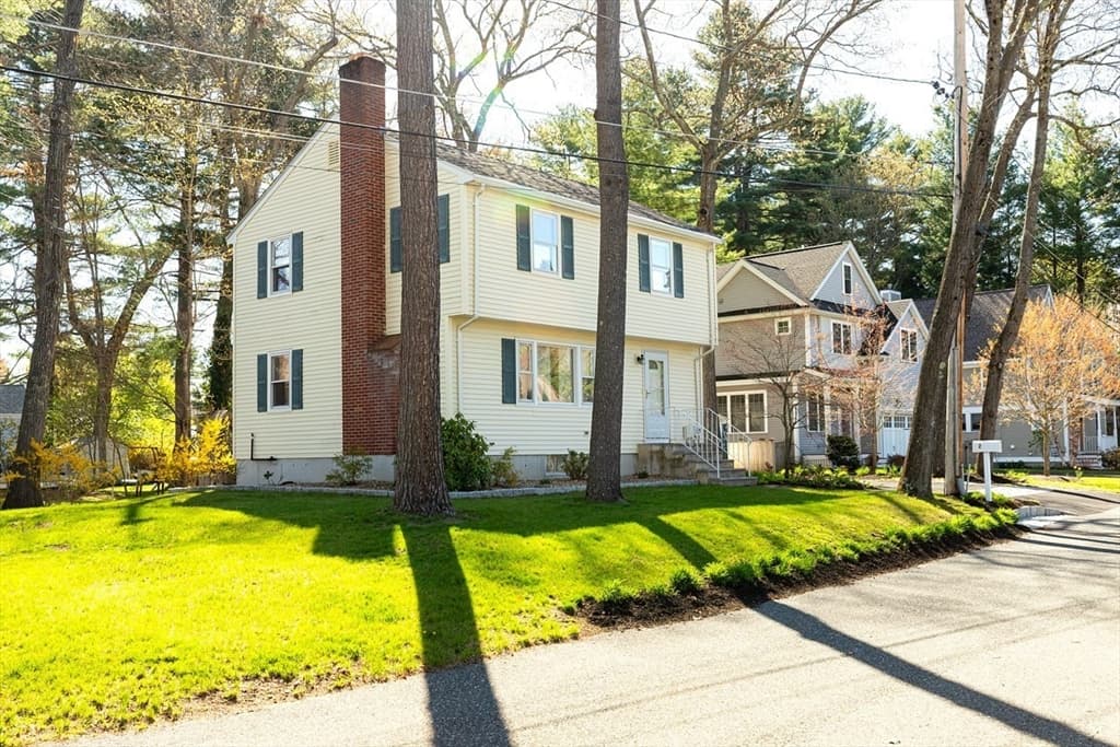2 Marigold Ave, Wellesley MA 02482