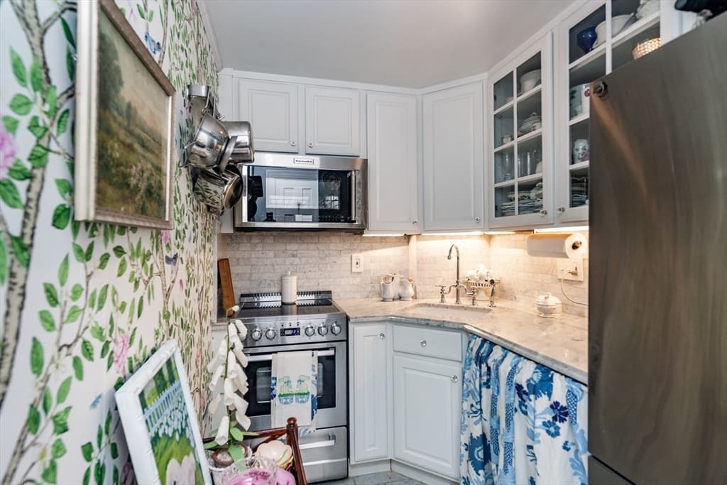 Condominium at 97 Mount Vernon St # 3, Boston MA 02108, photo 4 of 11