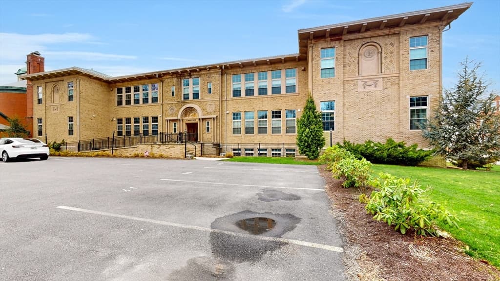 Condominium at 7 Mount Hope # 202, Providence RI 02906, Providence, photo 3 of 12