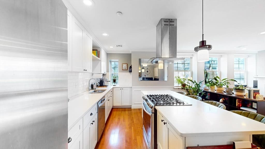 Condominium at 7 Mount Hope # 202, Providence RI 02906, Providence, photo 4 of 12