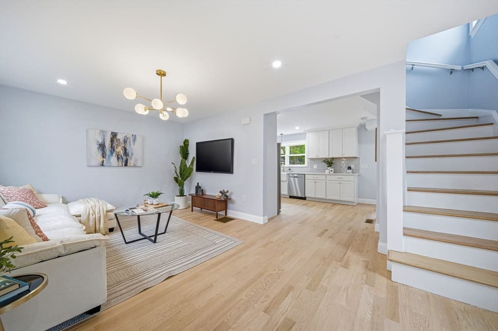 Condominium at 30 Arnold St # 30, Quincy MA 02169, photo 3 of 25