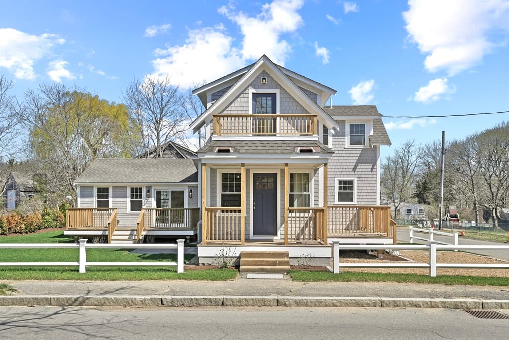 33 Vineyard Ave, Oak Bluffs MA 02557