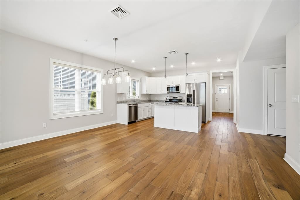 707 Southwood Ln # 707, Clinton MA 01510 photo 4