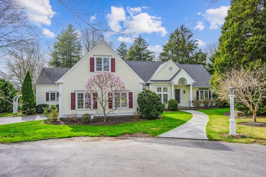 81 Osterville-West Barnstable Rd, Barnstable MA 02655