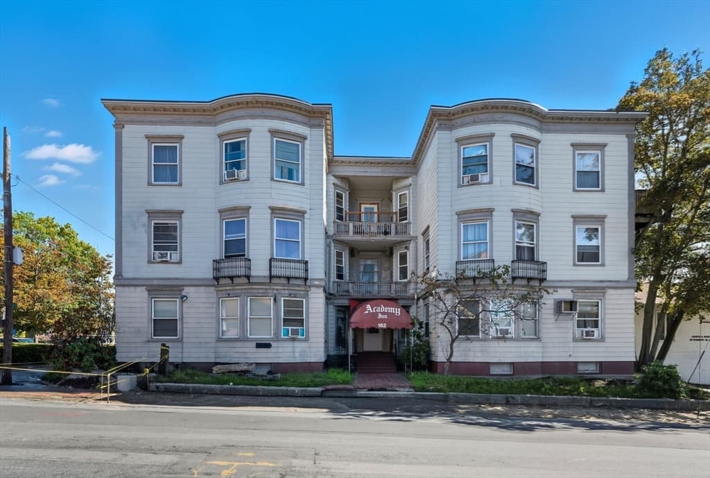 162 Warren Ave, Brockton MA 02301