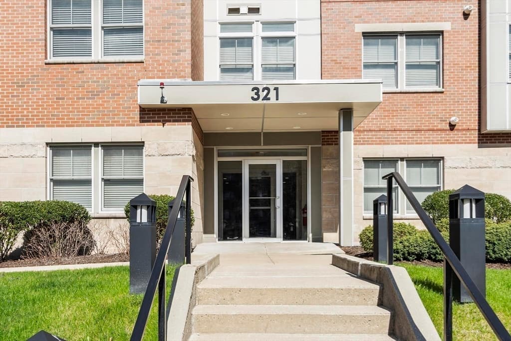 321 Hammond Pond Pkwy # 103, Brookline MA 02467 photo 2