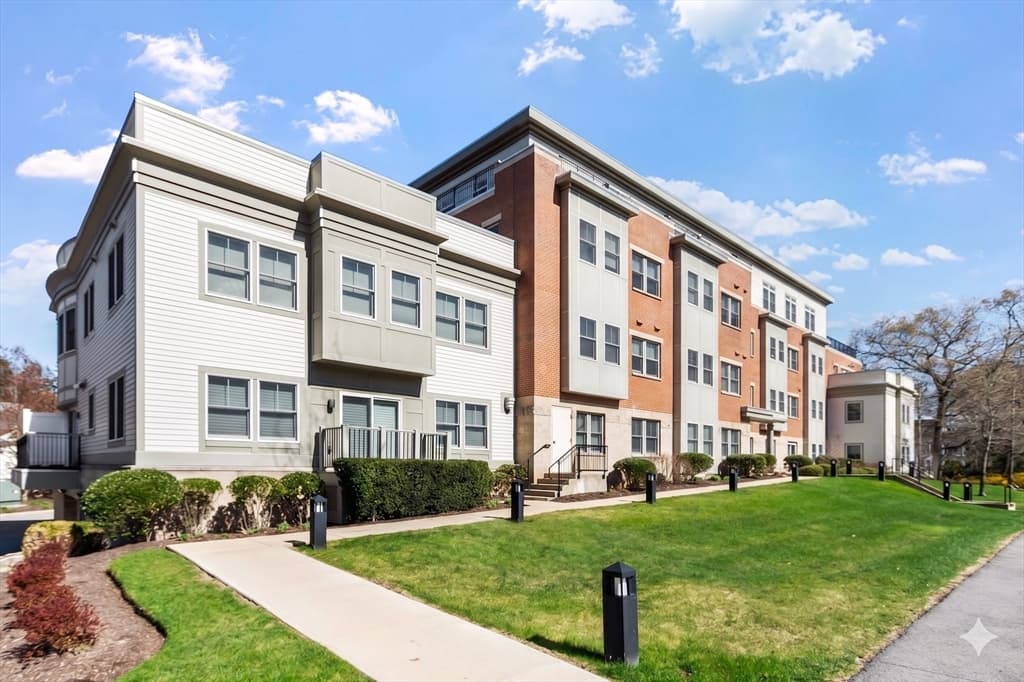 321 Hammond Pond Pkwy # 103, Brookline MA 02467