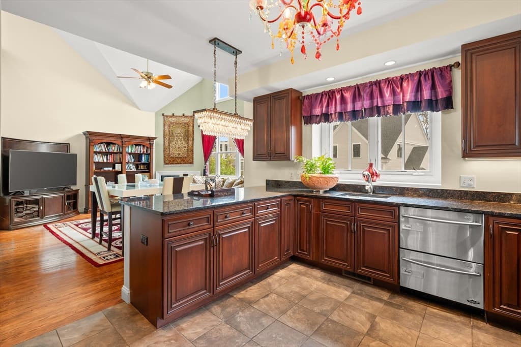Condominium at 127 Johnson Woods Dr # 127, Reading MA 01867, photo 9 of 42