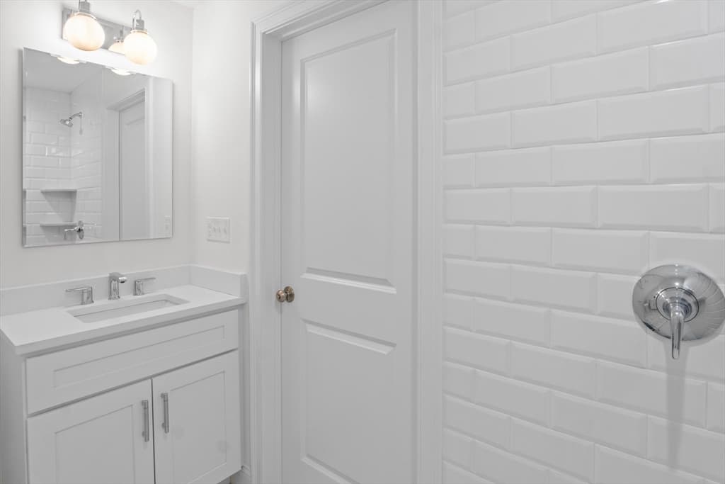 Condominium at 10 Deerpath Lane # 10, Reading MA 01867, Reading, photo 12 of 23