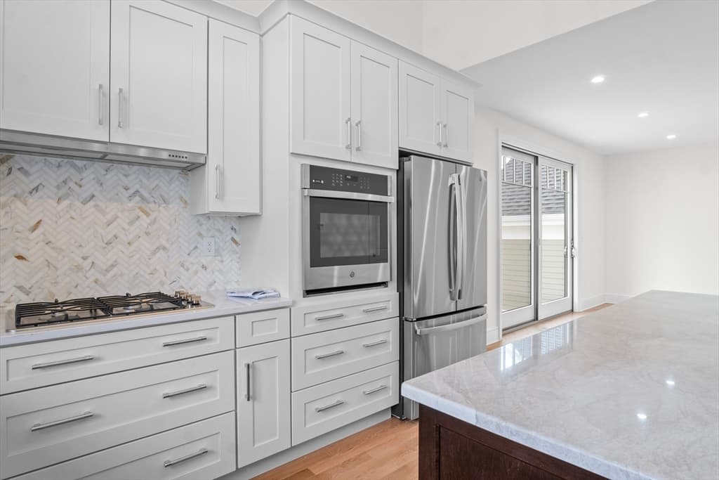 Condominium at 10 Deerpath Lane # 10, Reading MA 01867, Reading, photo 7 of 23