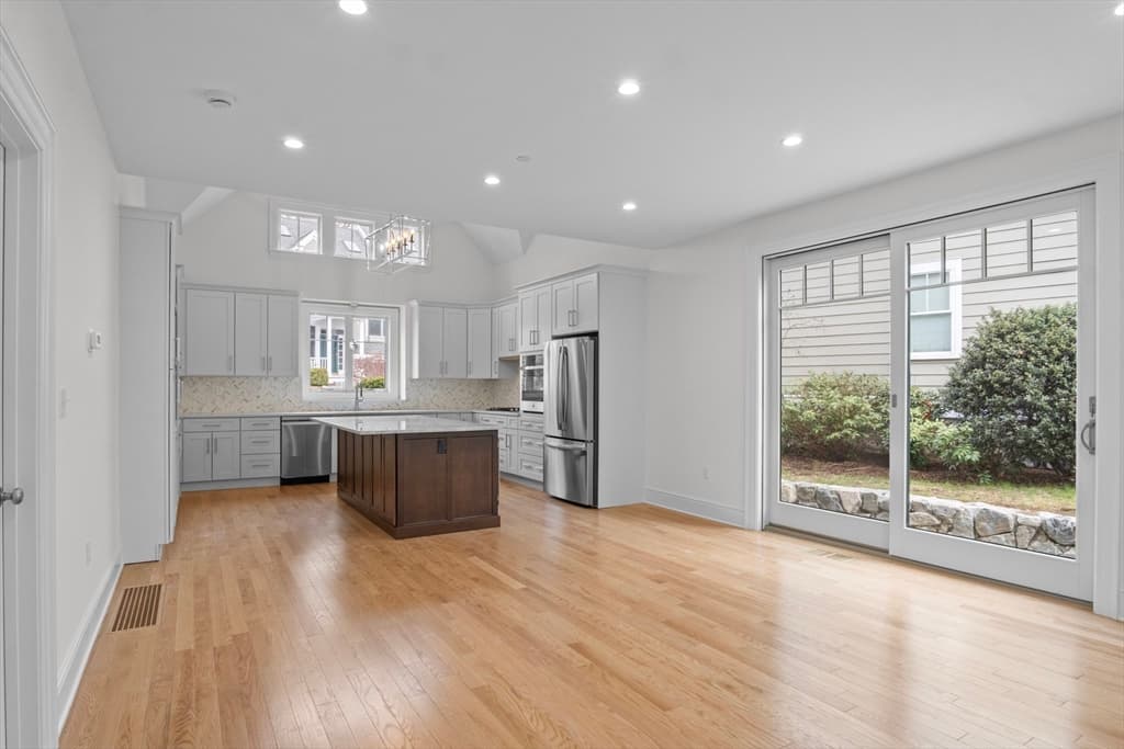 Condominium at 10 Deerpath Lane # 10, Reading MA 01867, Reading, photo 3 of 23