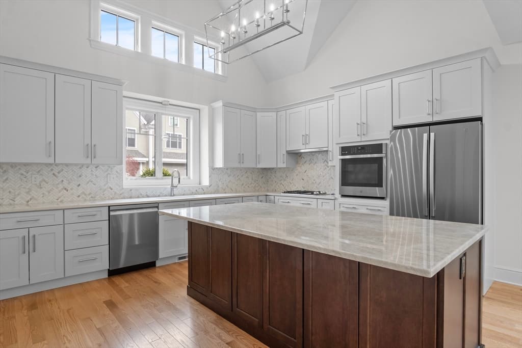 Condominium at 10 Deerpath Lane # 10, Reading MA 01867, Reading, photo 5 of 23
