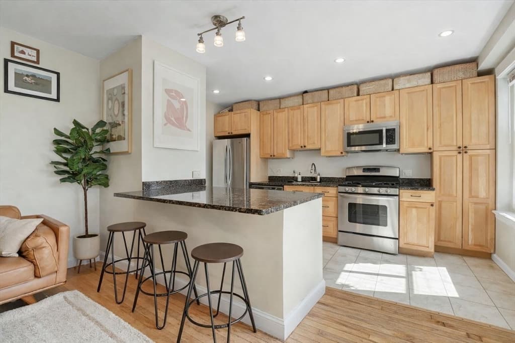 130 Myrtle St, Boston MA 02114 photo 2
