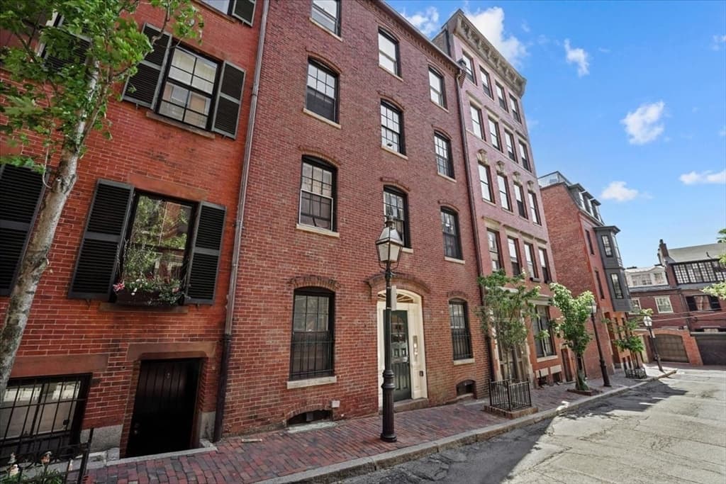 130 Myrtle St, Boston MA 02114
