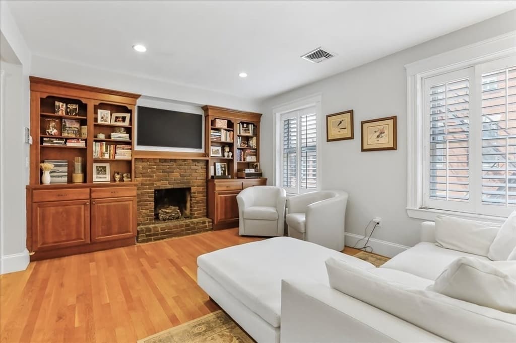 130 Myrtle St, Boston MA 02114 photo 4