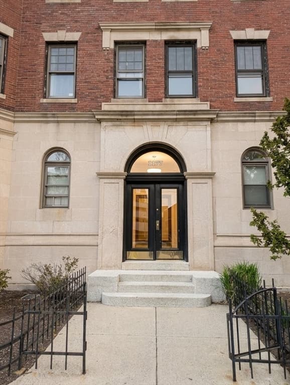 Condominium at 1177 Commonwealth Ave # 6, Boston MA 02134, photo 2 of 11