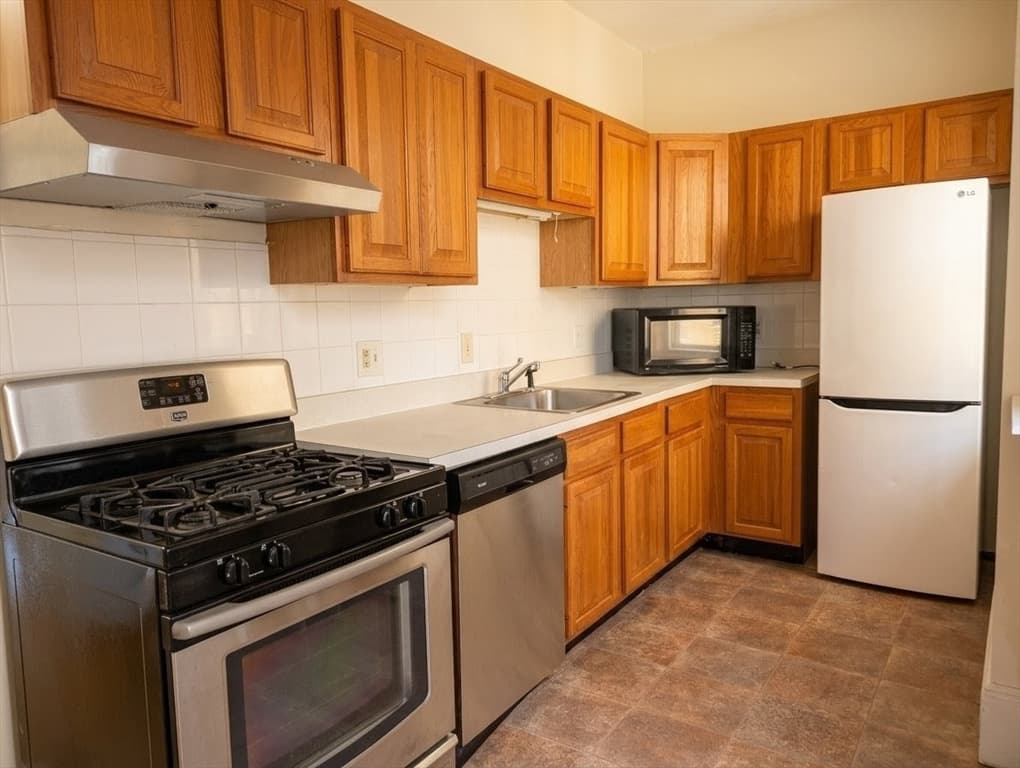 Condominium at 1177 Commonwealth Ave # 6, Boston MA 02134, photo 5 of 11