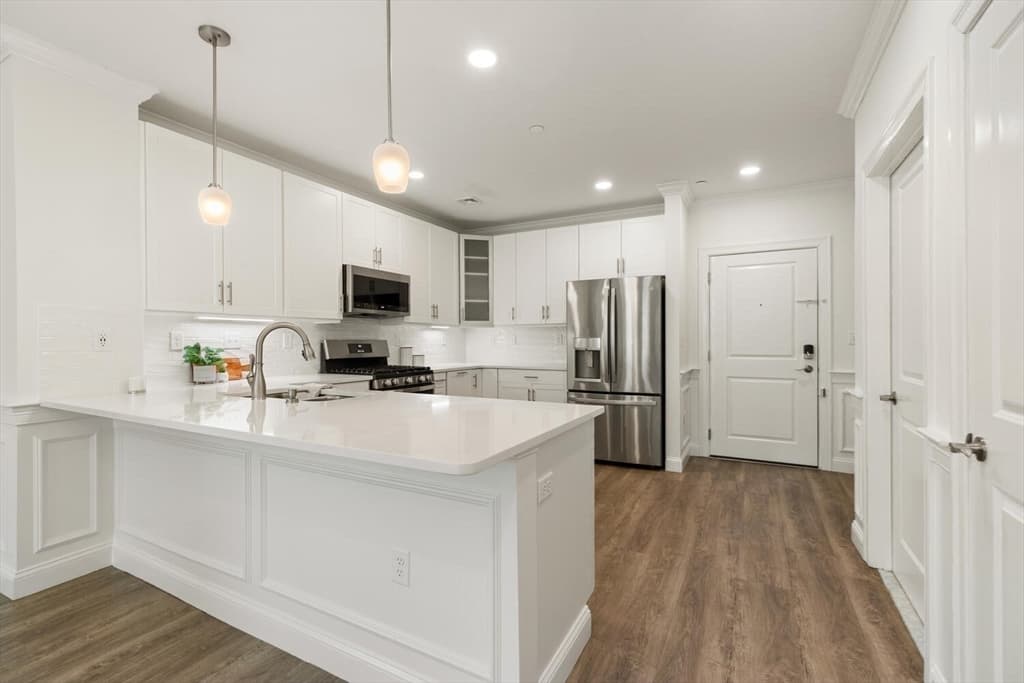 Condominium at 320 Middlesex Ave # E307, Medford MA 02155, photo 12 of 37