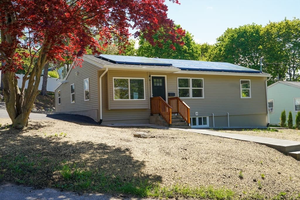 8 Sussex Ln, Worcester MA 01602