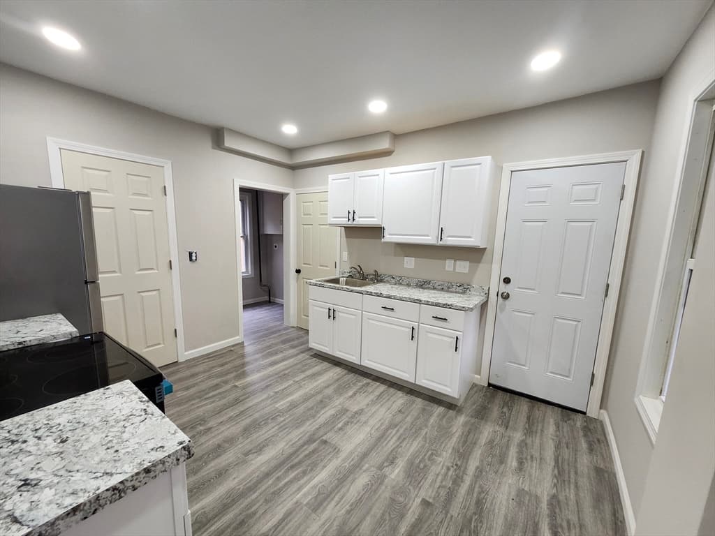 Multi Family at 179 Sargeant St, Holyoke MA 01040, Holyoke, photo 3 of 19