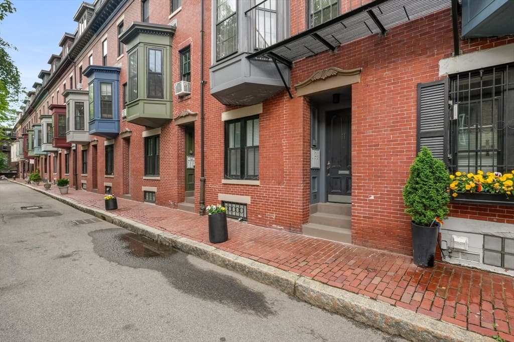 Condominium at 11 Dartmouth Pl # 2, Boston MA 02116, photo 6 of 7