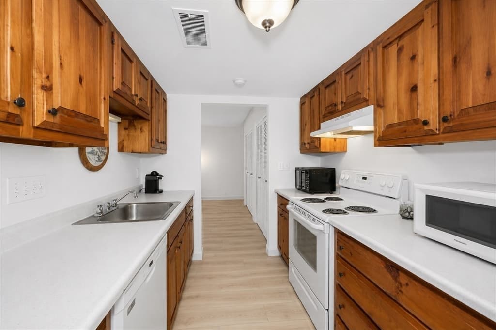 Condominium at 49 Melrose St # 4B, Melrose MA 02176, Melrose, photo 12 of 33