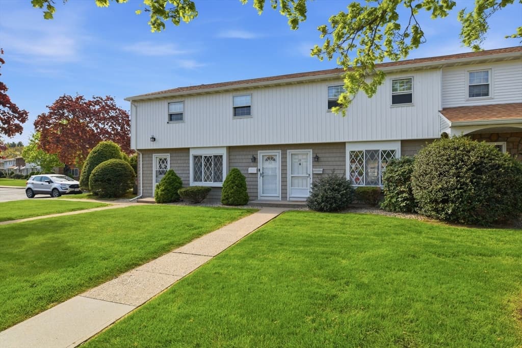 212 Blisswood Village Dr # 212, Ludlow MA 01056