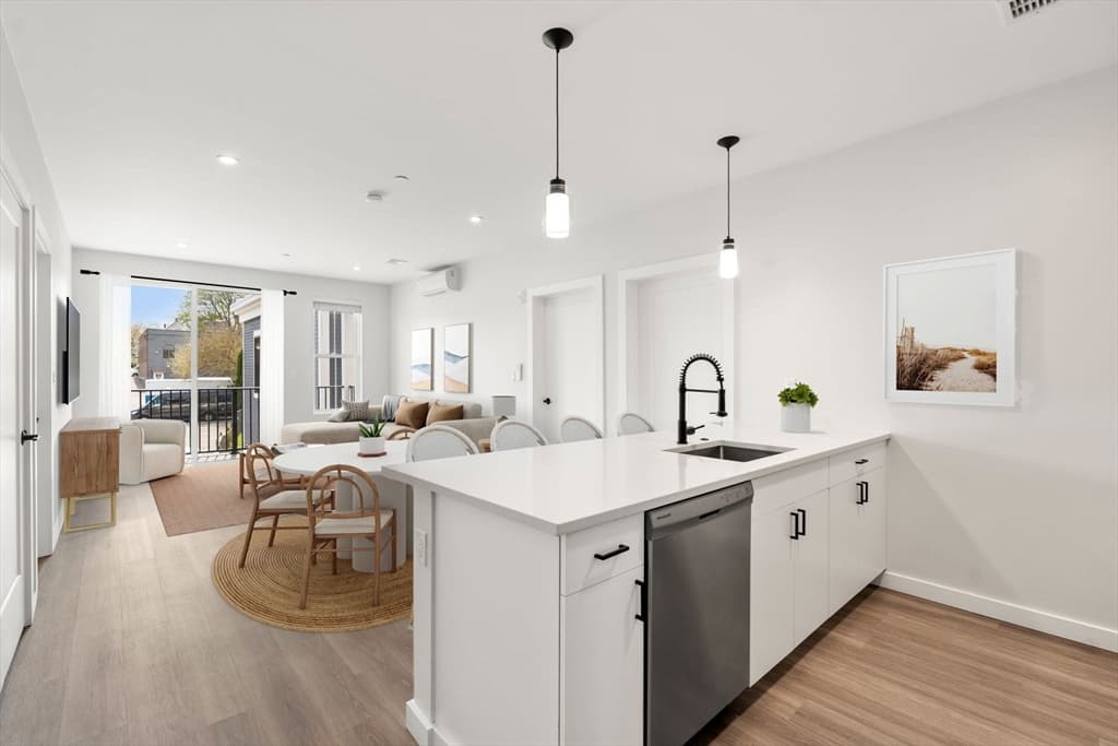 Condominium at 10 Somerset # 406, Winthrop MA 02152, Winthrop, photo 2 of 14