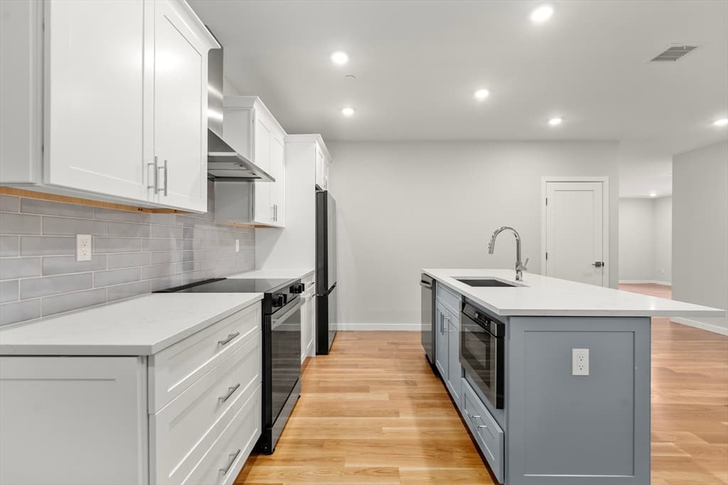 Condominium at 267 Old Colony # 310, Boston MA 02127, Boston, photo 2 of 23