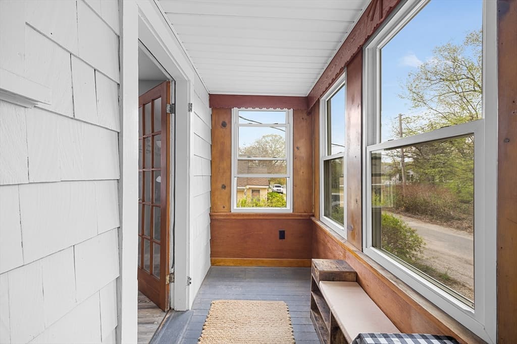 Single Family Residence at 43 Belcourt Rd, Worcester MA 01605, photo 2 of 26