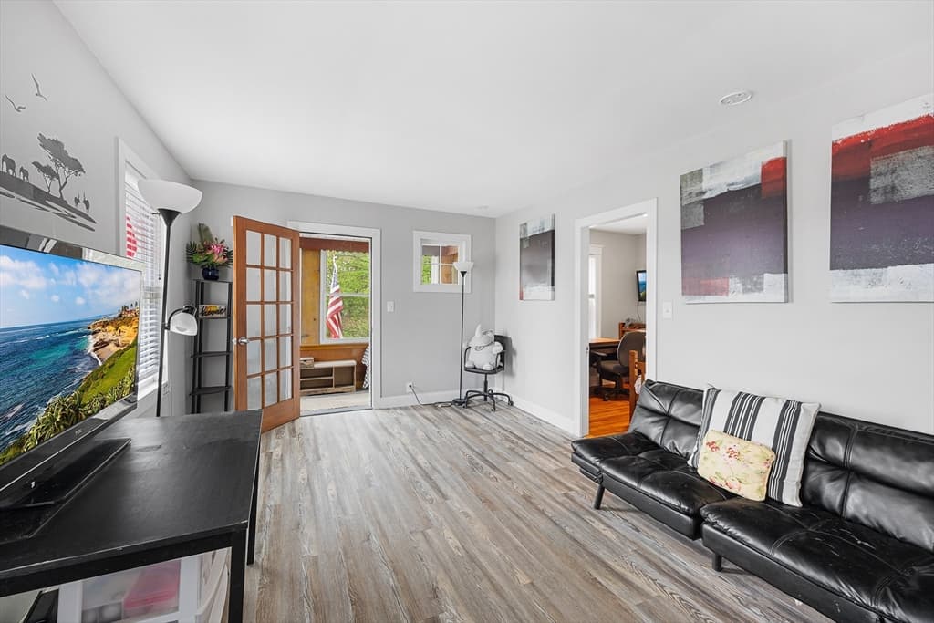 Single Family Residence at 43 Belcourt Rd, Worcester MA 01605, photo 6 of 26