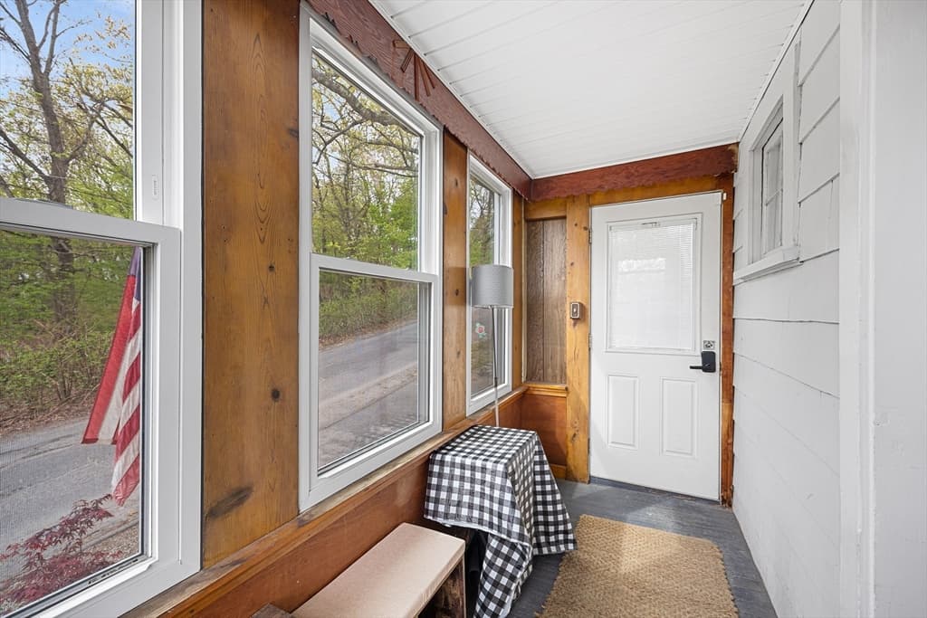 Single Family Residence at 43 Belcourt Rd, Worcester MA 01605, photo 3 of 26