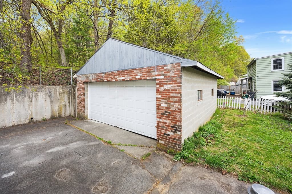 Single Family Residence at 43 Belcourt Rd, Worcester MA 01605, photo 24 of 26