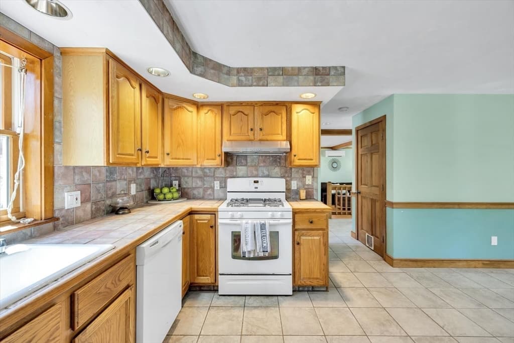 Single Family Residence at 34 Hilltop Dr, Bourne MA 02561, photo 16 of 42