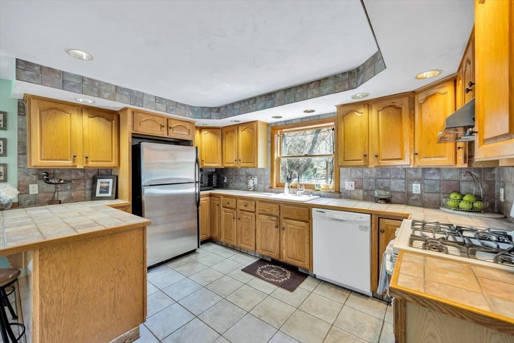 Single Family Residence at 34 Hilltop Dr, Bourne MA 02561, photo 15 of 42