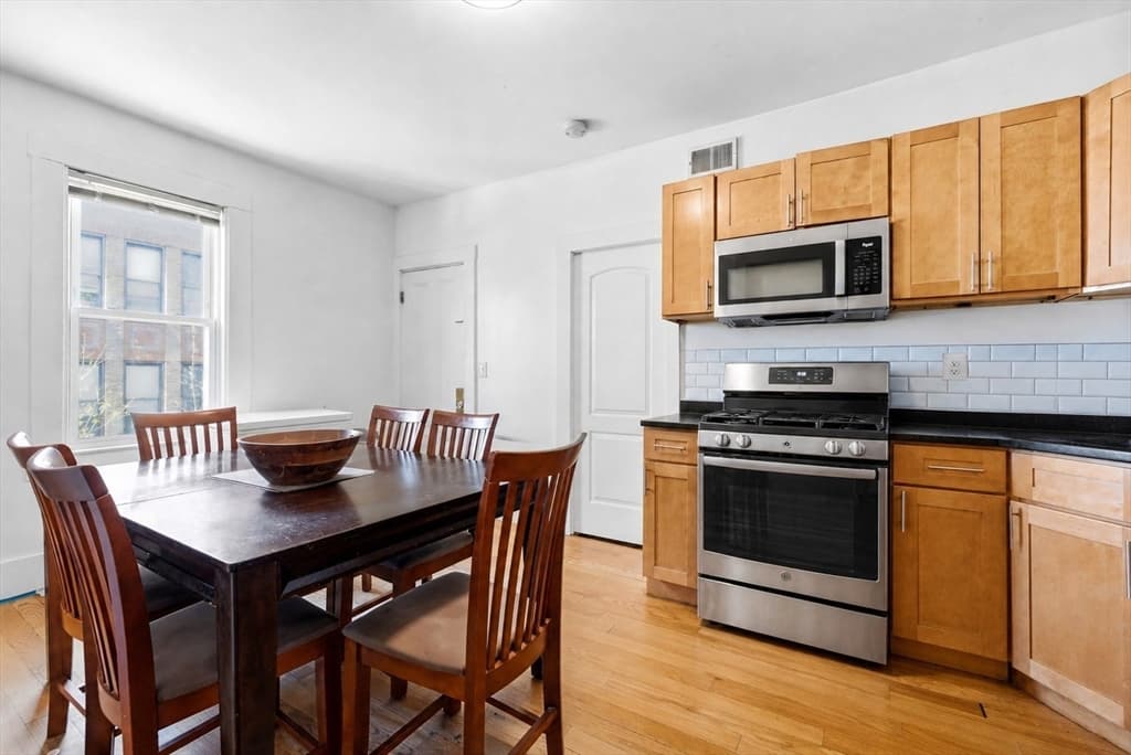 5+ Family - 5+ Units Up/Down at 28 Richardson Cir, Framingham MA 01702, photo 10 of 29