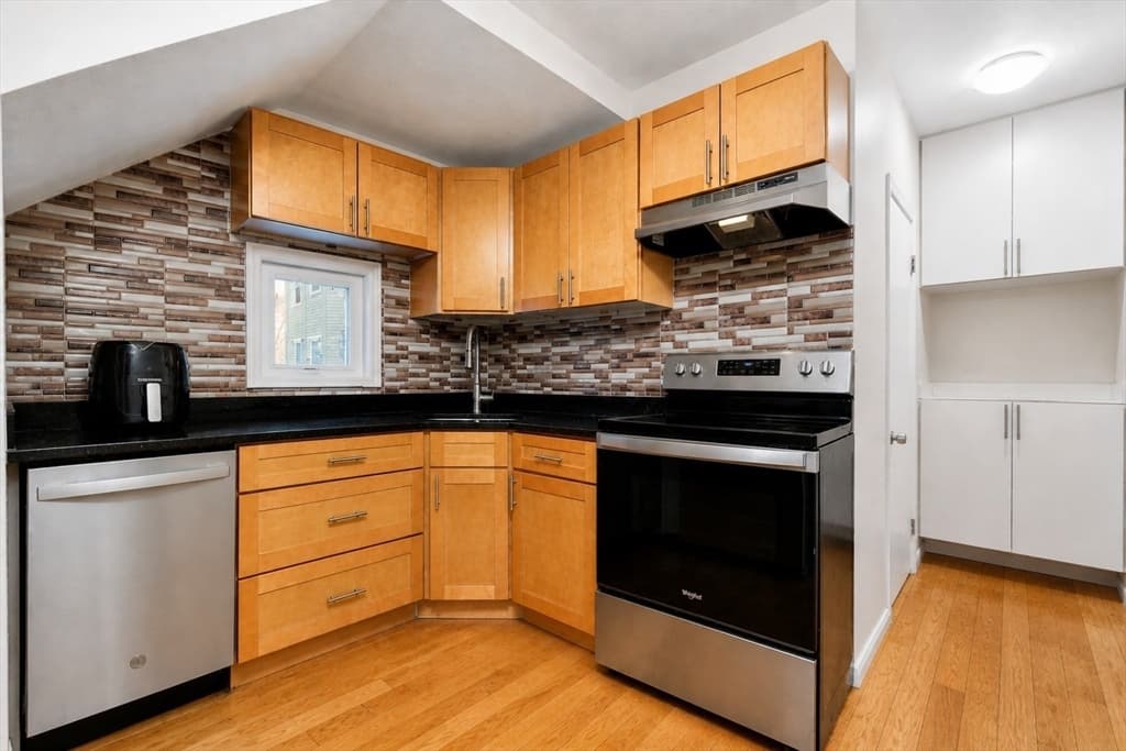 5+ Family - 5+ Units Up/Down at 28 Richardson Cir, Framingham MA 01702, photo 11 of 29