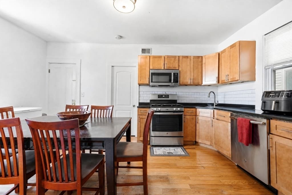 5+ Family - 5+ Units Up/Down at 28 Richardson Cir, Framingham MA 01702, photo 8 of 29