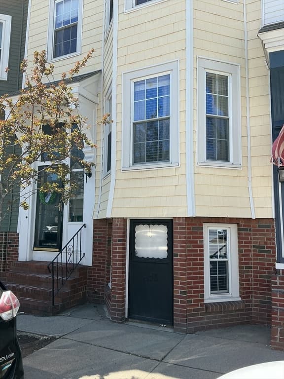 Single Family Residence at 131 H St, Boston MA 02127, Boston, photo 2 of 19
