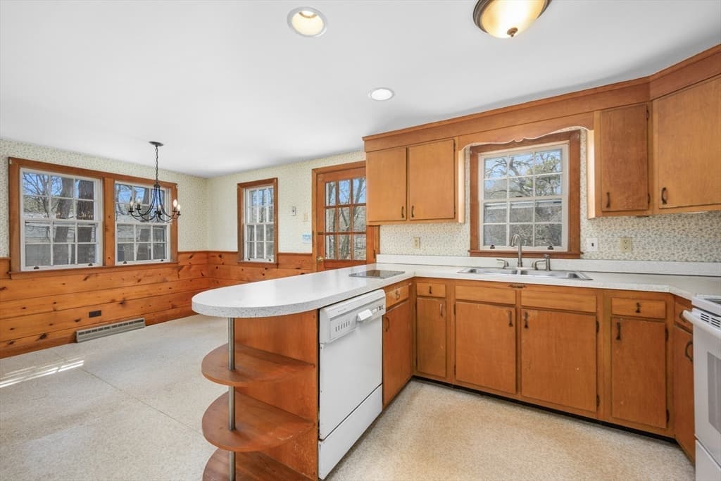 Single Family Residence at 21 Uncatena Rd, Mashpee MA 02649, photo 7 of 35