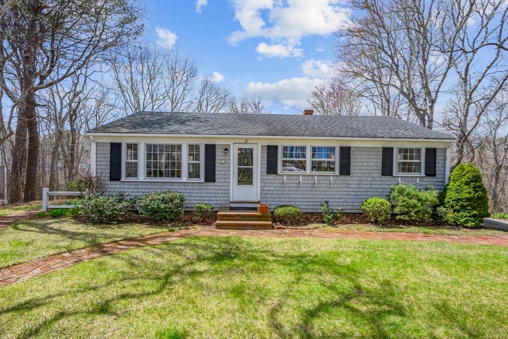 21 Uncatena Rd, Mashpee MA 02649