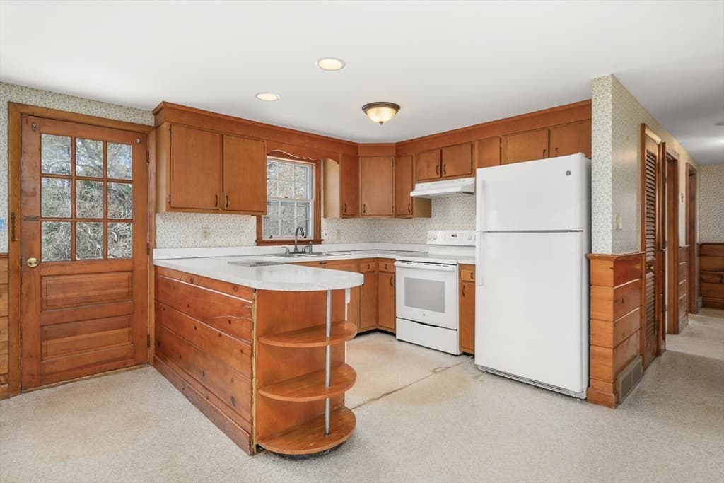 Single Family Residence at 21 Uncatena Rd, Mashpee MA 02649, photo 8 of 35