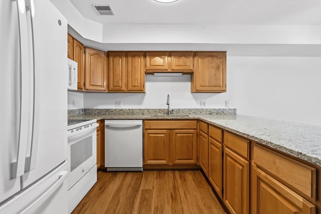 24 Greenleaves Dr # 406, Amherst MA 01002 photo 2