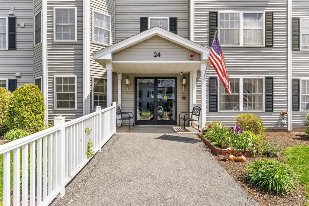 24 Greenleaves Dr # 406, Amherst MA 01002
