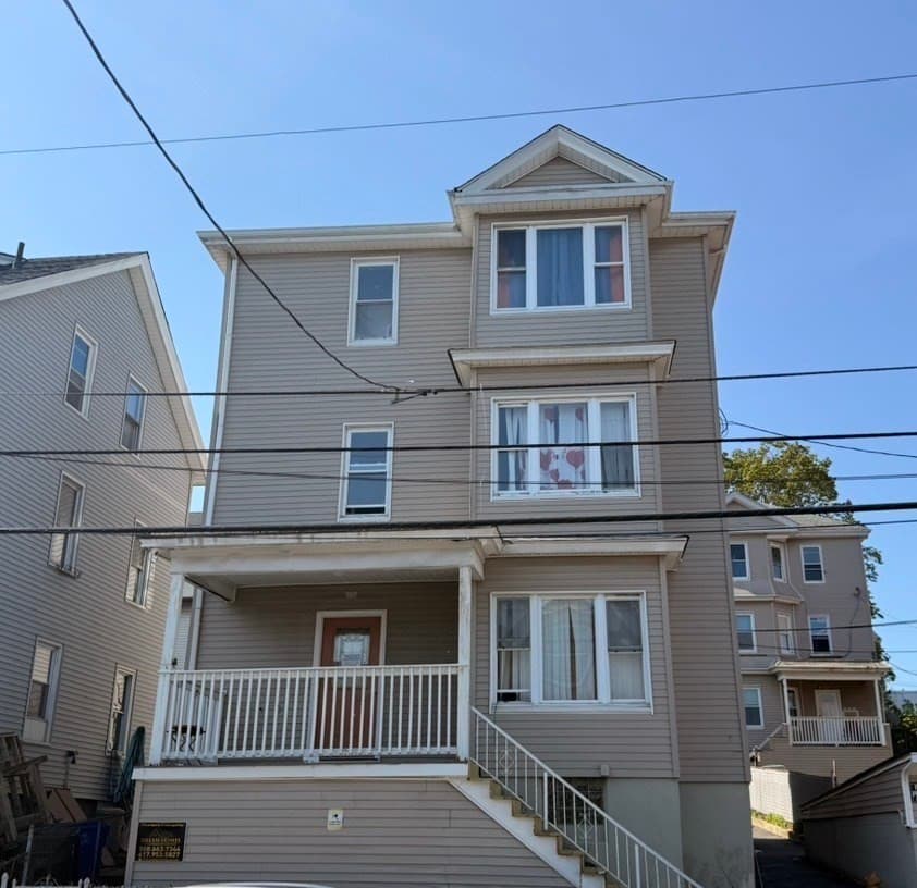 425 Division St, Fall River MA 02721